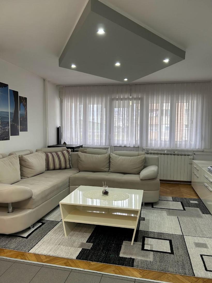 Tina Apartment คาร์โลวัตส์ ภายนอก รูปภาพ