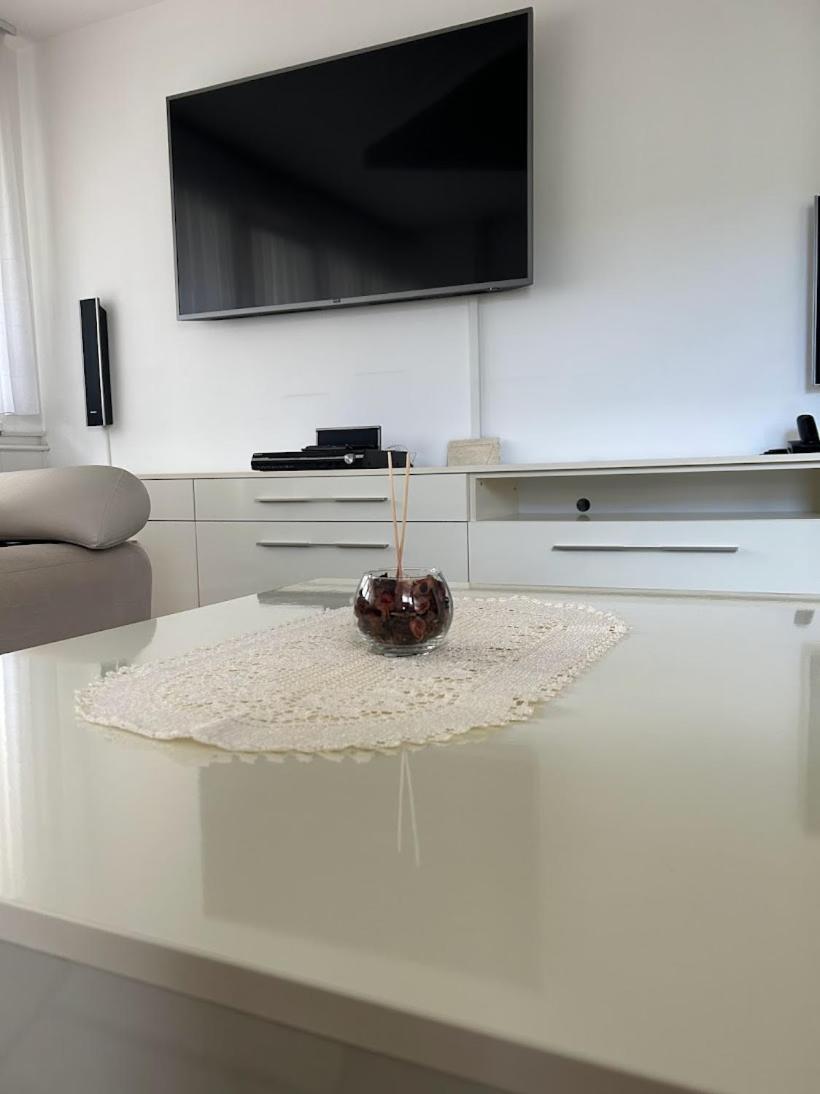 Tina Apartment คาร์โลวัตส์ ภายนอก รูปภาพ